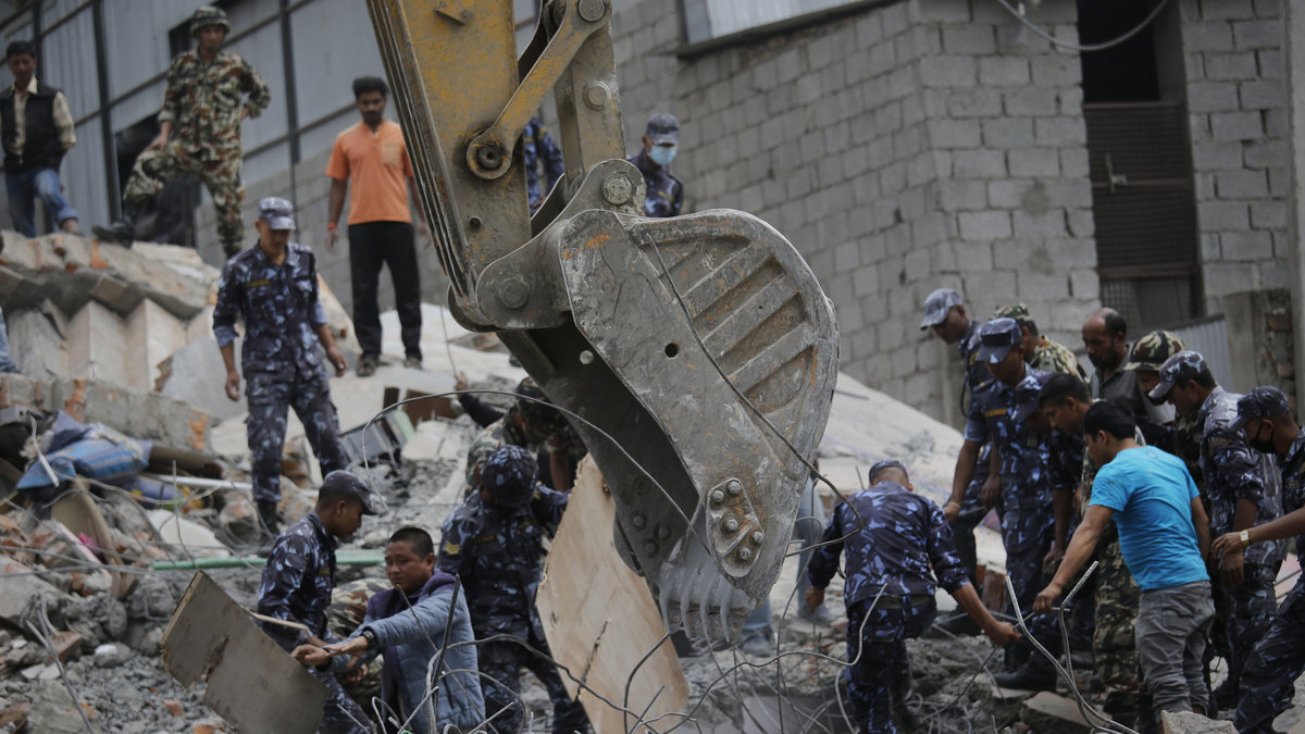 Nepals säkerhetspersonal tar bort skräp från ett hotell som kollapsade i Kalanki-området i Kathmandu, igår lördag.