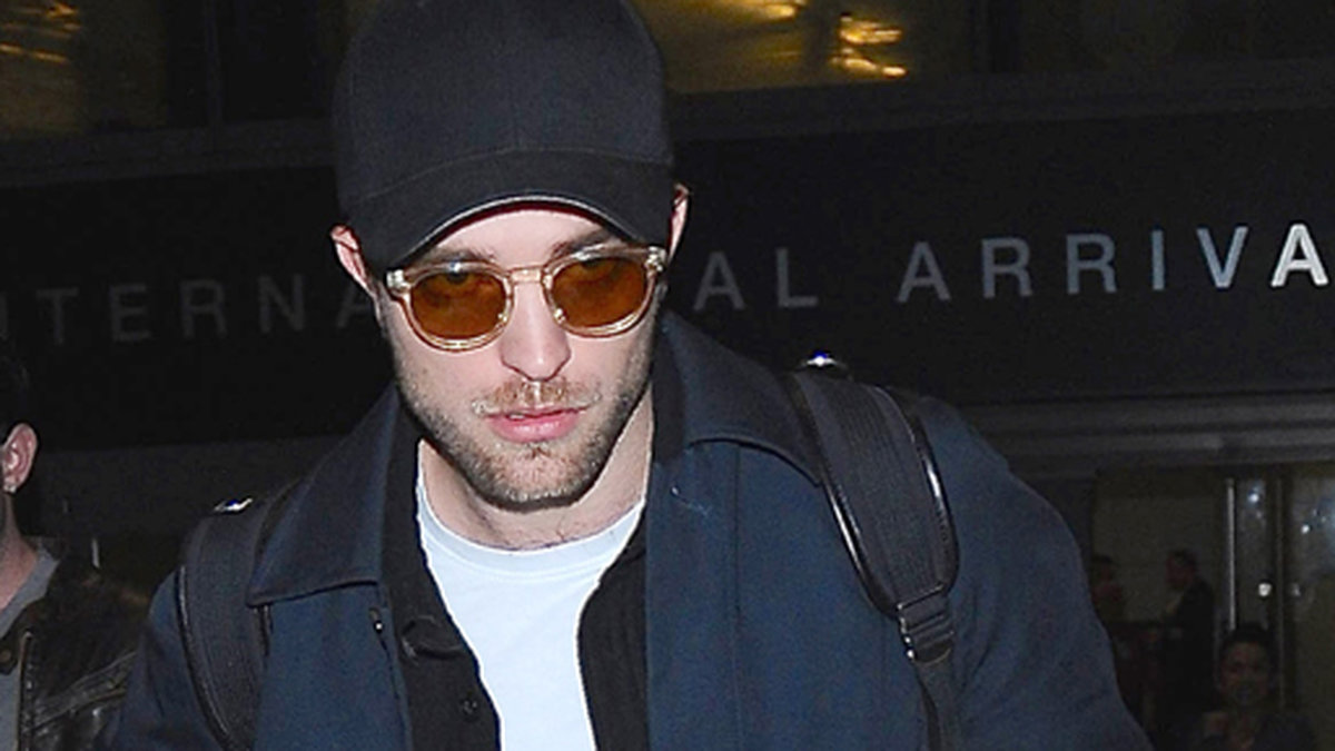 Robert Pattinson på Los Angeles flygplats. 