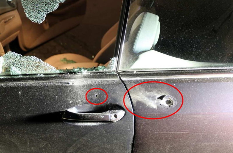 Skotthål i en bil efter skjutningen vid en restaurang i området Ingelsta i Norrköping. En man dödades vid dådet.