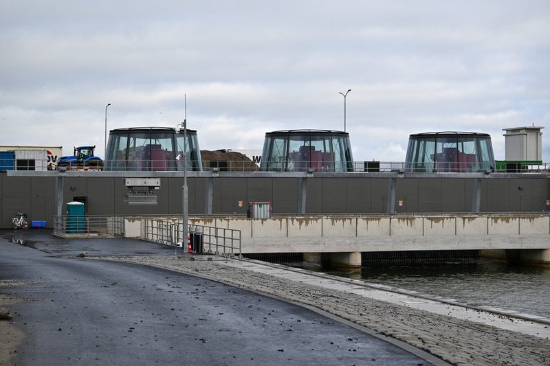 Nya pumpar rustar Afsluitdijk för framtiden. När havsnivån stiger fungerar inte längre den naturliga avrinningen vid lågvatten fullt ut.