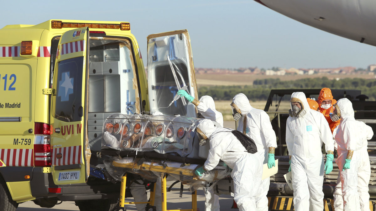 Hjälparbetare och läkare transporterar en spansk präst som insjuknat. Nu förs han till Madrid för behandling. Mannen är den förste ebolasmittade personen som förs till Europa.