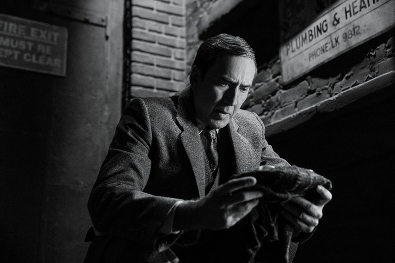 Tittarna kan välja om de vill se Nicolas Cage i svartvitt eller färg i "Spider-noir". 