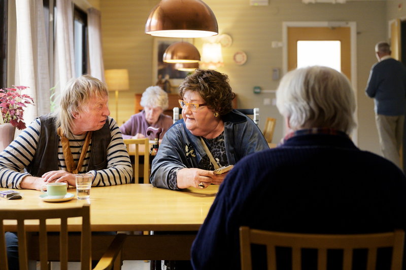 Tage (Tomas von Brömssen) och Rut (Marianne Mörck) är kompisar på ett ålderdomshem i 'Dag för dag'. Pressbild.