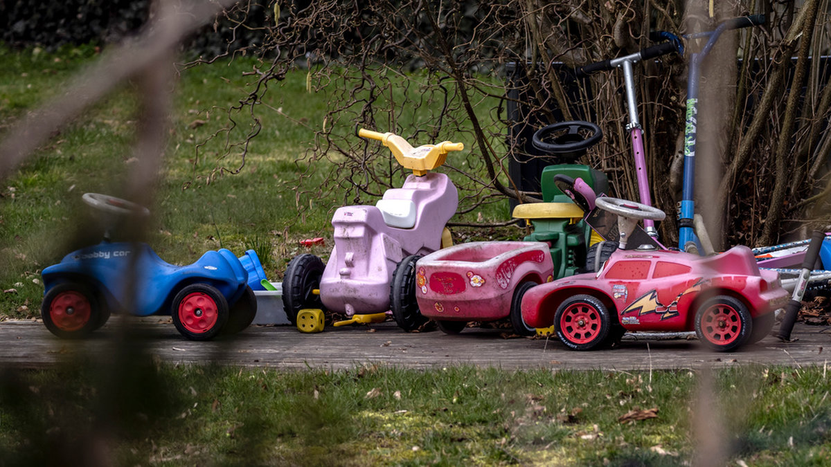Leksaker i trädgården där den sjuåriga flickan bodde med sin familj i en ort i Eslövs kommun. Bild tagen i samband med att föräldrarna greps förra våren.