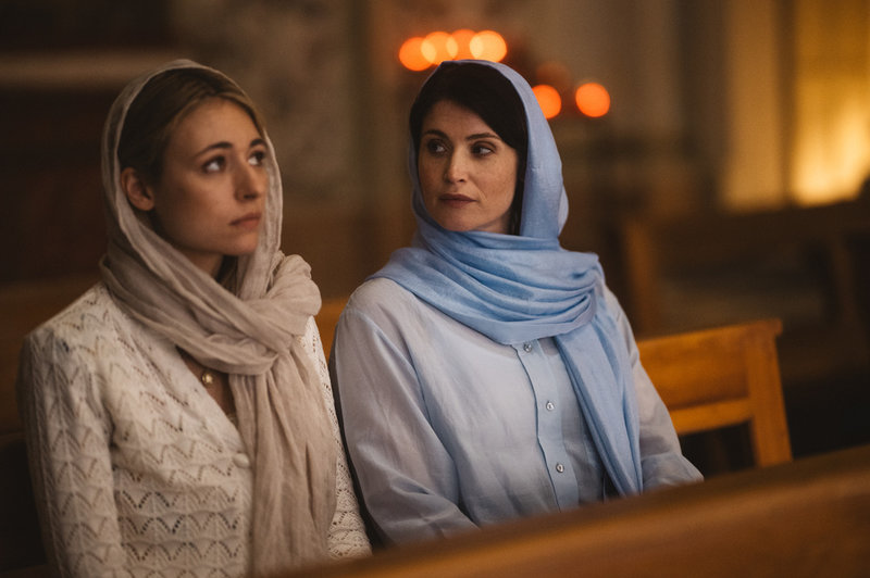 Alma Prelec och Gemma Arterton i spiondramat "Secret service".