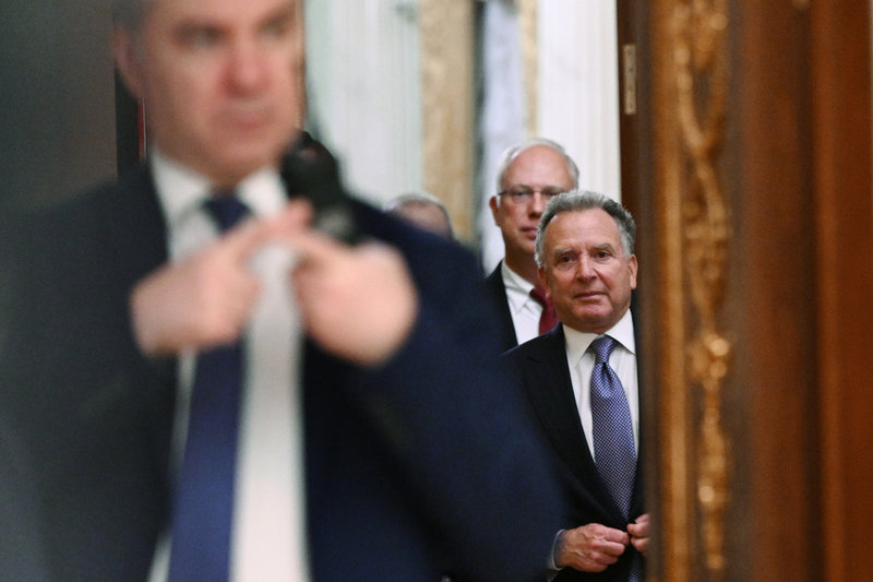 Rysslands fredsförhandlare Kirill Dmitrijev och USA-sändebudet Steve Witkoff under tisdagens möte med president Vladimir Putin i Moskva.