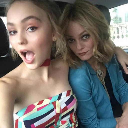 Lily Rose Depp med sin mamma Vanessa Paradis. Lily Rose Depp med sin mamma Vanessa Paradis.