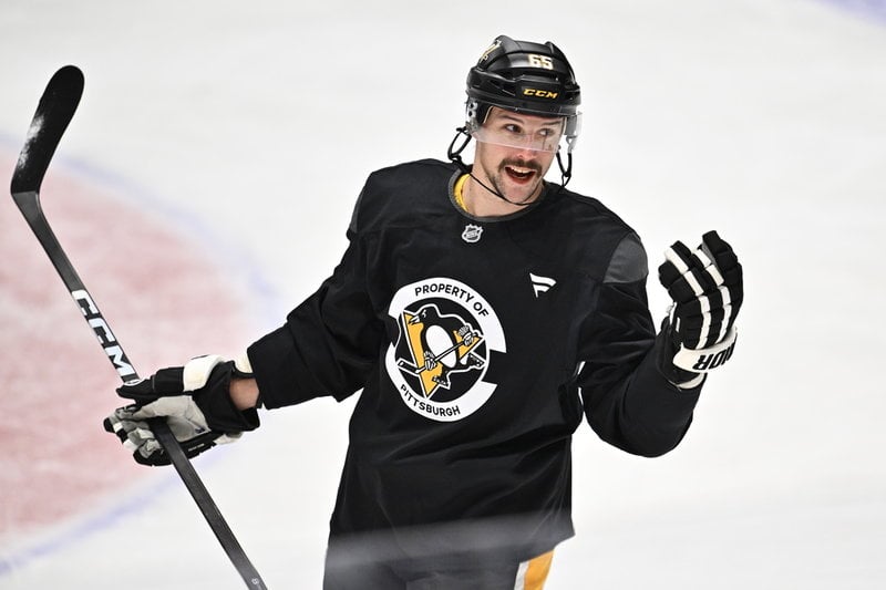 "Det är oerhört roligt att få spela med honom", säger Sidney Crosby om Erik Karlsson, här under ett träningspass på Hovet inför helgens dubbelmöte med Nashville.