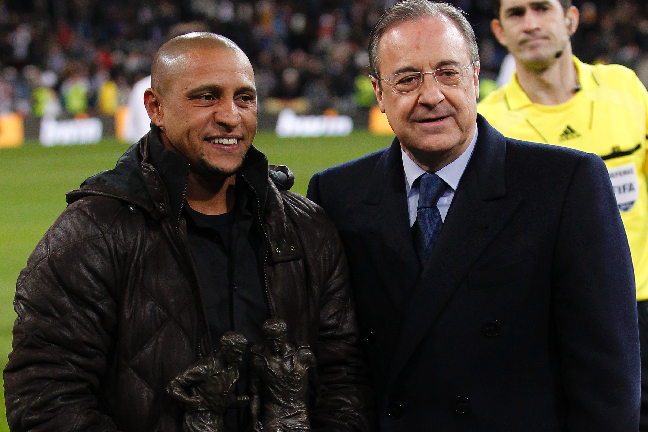 Innan matchen hyllades den förre Real Madrid-hjälten Roberto Carlos (t.v.) av klubbpresidenten Florentino Perez (t.h.).