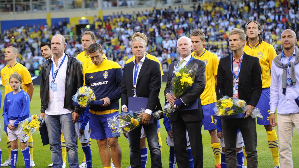 Då var kanske hyllningen till bland annat VM-58-profiler men också spelarna som har gjort mest landskamper i Sverige. Thomas Ravelli leder med 143 landskamper före Anders Svensson.