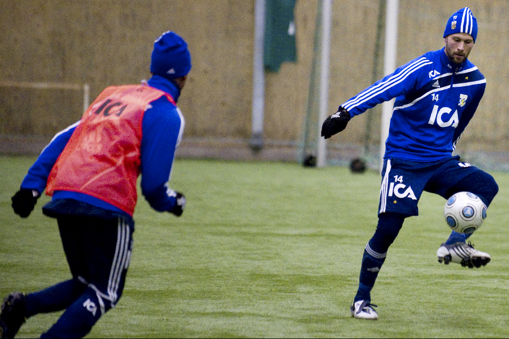 Hjalmar Jonsson plockar ned bollen.