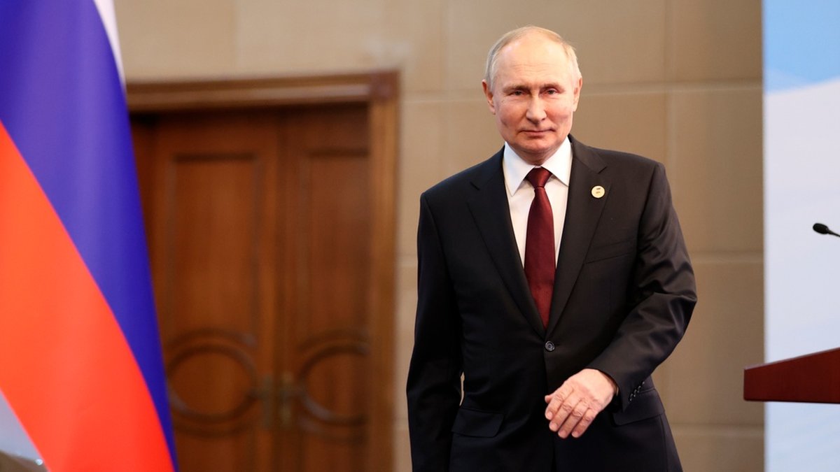 Rysslands president Vladimir Putin inför presskonferens i Bisjkek.