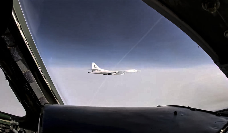 Det ryska bombplanet Tu-160 med kärnvapenkapacitet. Bild från rysk övning i juli 2021.