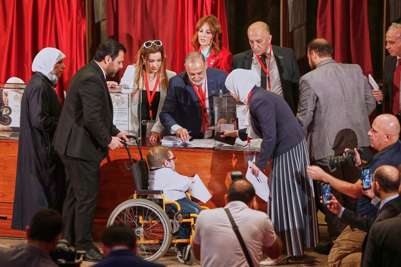 Röstning i en vallokal i Damaskus på söndagen.