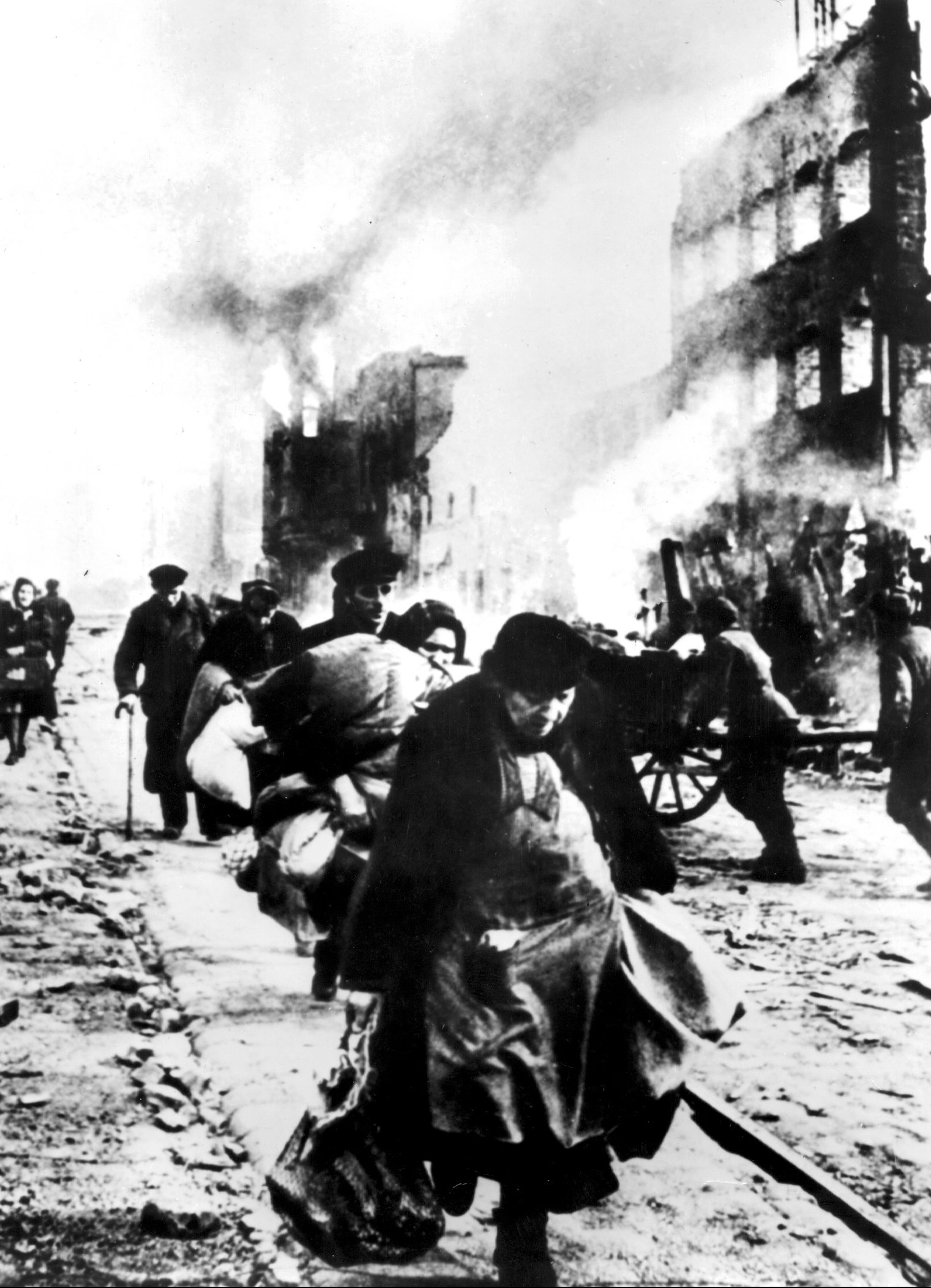  Staden Stalingrad intagen av trupper. Människor flyr med sina tillhörigheter.