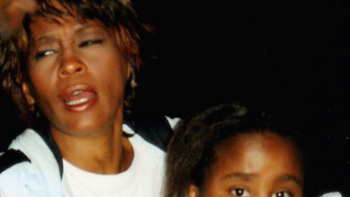 Bobbi Kristinas mamma Whitney Houston dog den 11 februari år 2012 till följd av en kokainöverdos. Whitney med den då 11-åriga Bobbi Kristina år 2004. 