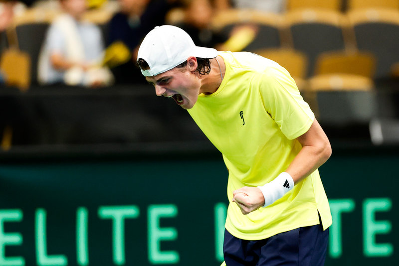 Olle Wallin jublar under matchen mot Tunisiens Aziz Ouakaa i Davis Cup.
