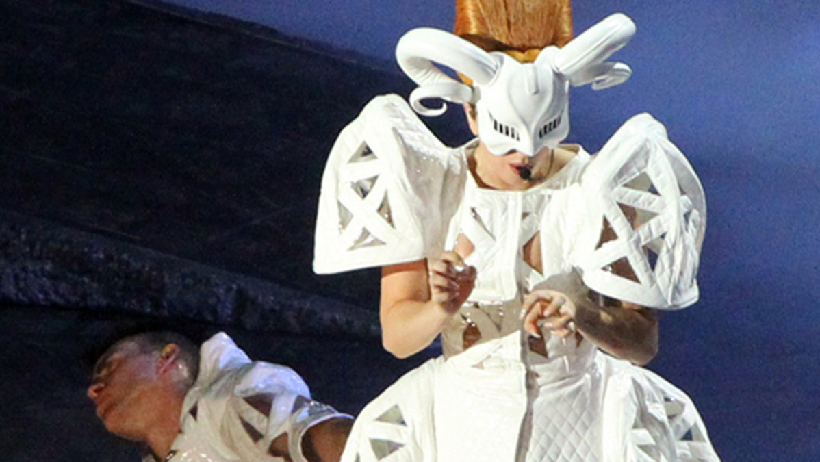 Lady Gaga på scen i lustig utstyrsel. 