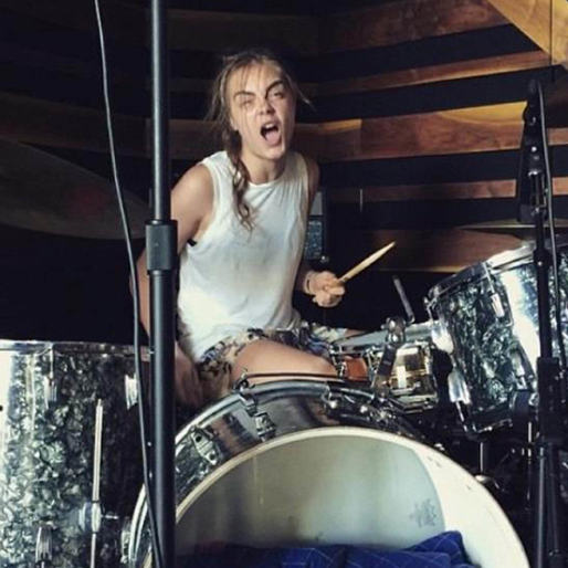 Cara Delevingne spelar trummor. Cara Delevingne spelar trummor.