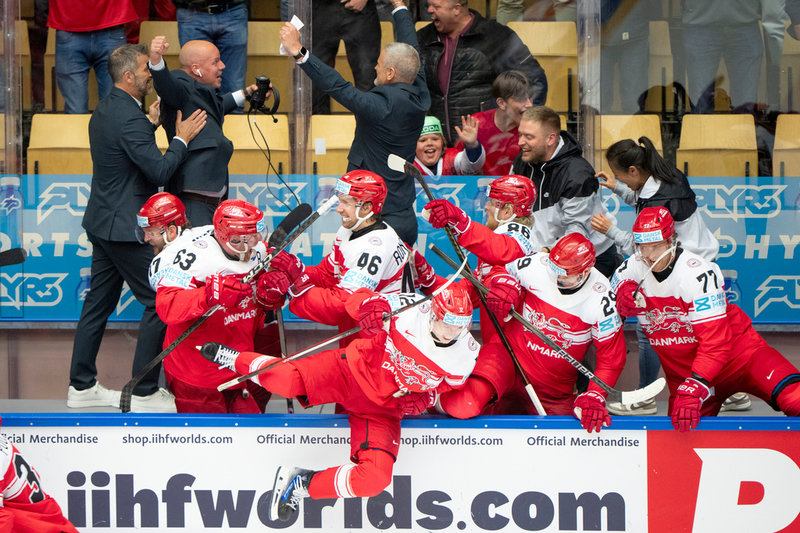 Stor glädje i Herning sedan Danmark överraskande slagit Kanada med 2–1 i kvartsfinalen.