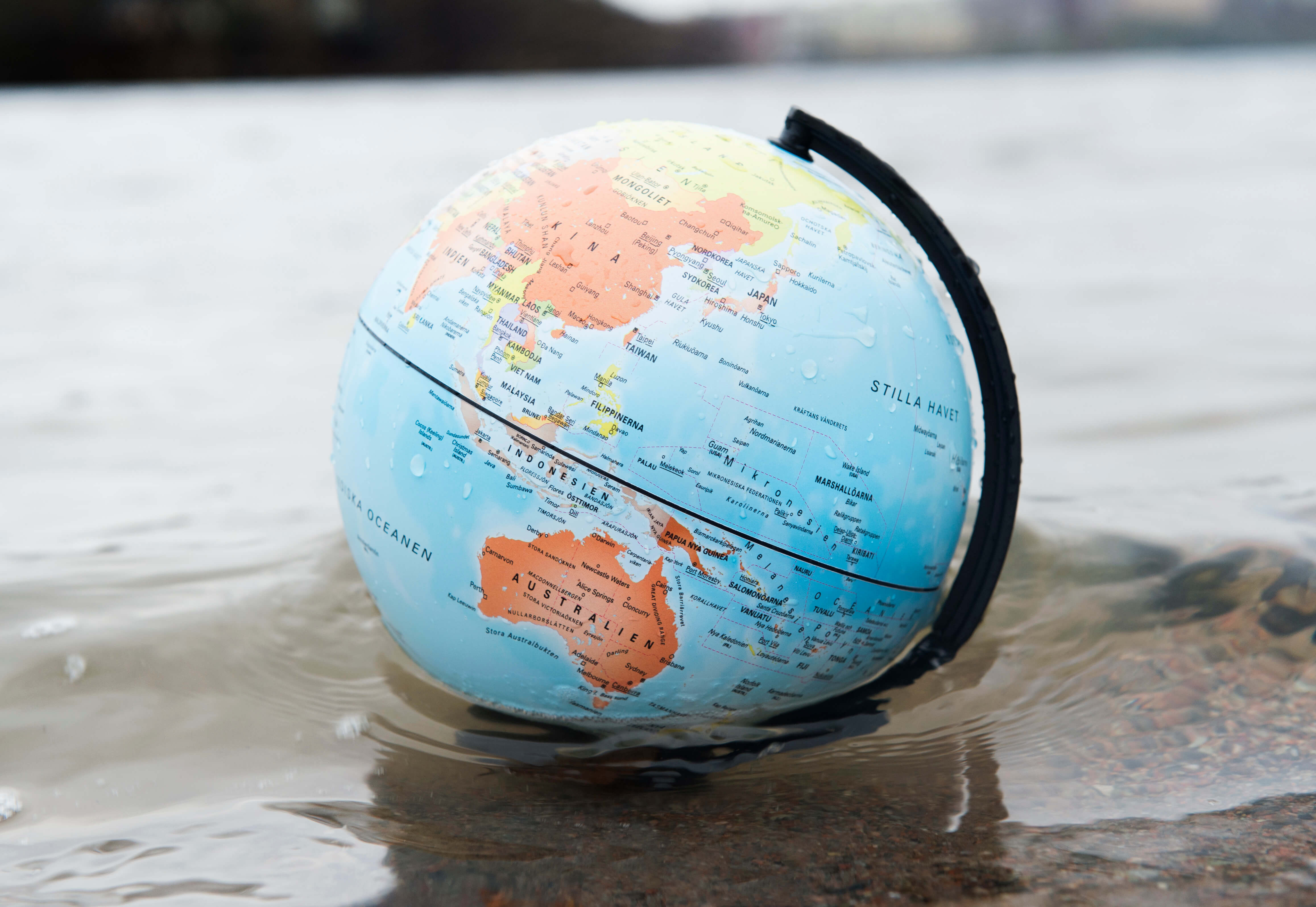 Klimatet, den globala uppvärmningen och vattennivåerna har varit hett stoff under året. Det ser inte ljust ut, kan man lugnt säga. På klimattoppmötet i Paris i december beslutades det att världen ska sikta på att begränsa jordens uppvärmning till 1,5 grader. Ökade temperaturer och vattennivåer tros leda till miljontals klimatflyktingar framöver. Klimatet, den globala uppvärmningen och vattennivåerna har varit hett stoff under året. Det ser inte ljust ut, kan man lugnt säga. På klimattoppmötet i Paris i december beslutades det att världen ska sikta på att begränsa jordens uppvärmning till 1,5 grader. Ökade temperaturer och vattennivåer tros leda till miljontals klimatflyktingar framöver.