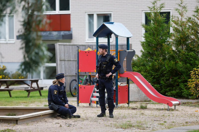 Polis på plats utanför bostaden i Harmånger efter dådet den 20 september.