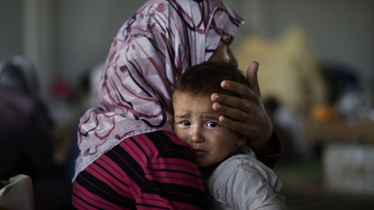 Amjad Al-Seleh blir tröstad av sin mamma, september 2012. 