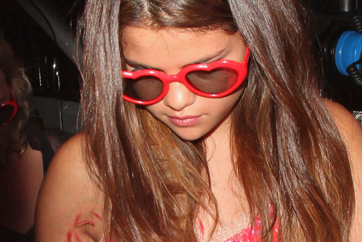 Selena Gomez med hjärtsolglasögon. Lite väl övertydligt, men men.