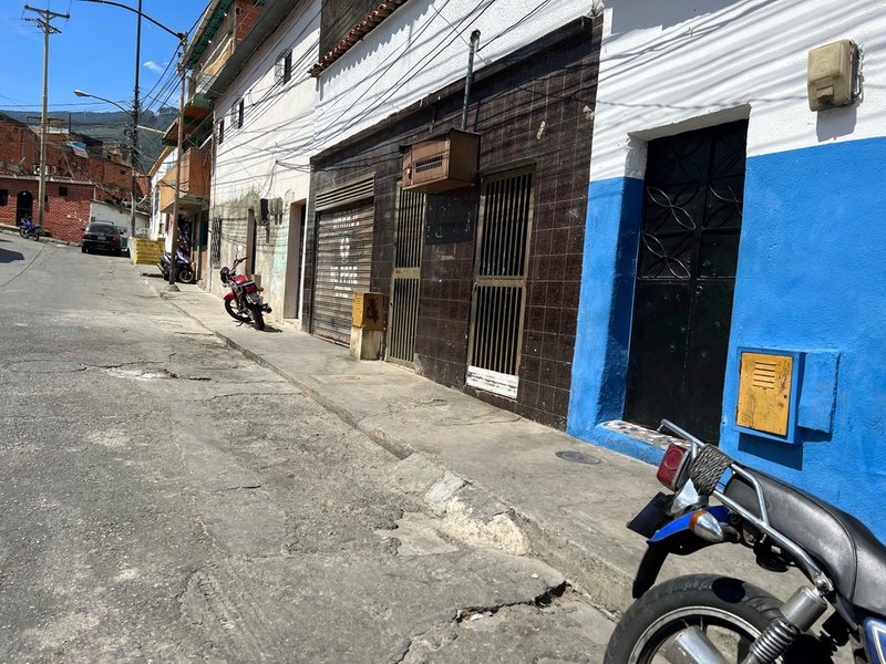 En svart fasad i centrum för mysteriet med Venezuelas försvunna oljepengar. Huset i mitten av bilden har angetts som högkvarter för det skugglika företaget Walker International.