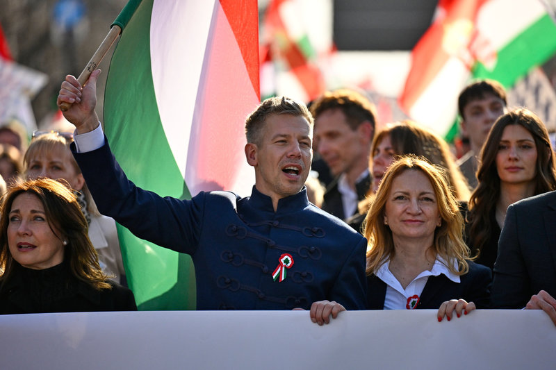 Oppositionsledare Péter Magyar tillsammans med anhängare under söndagens demonstration.
