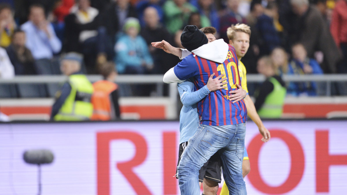 Han fick åtminstone en riktig kram av Messi. 