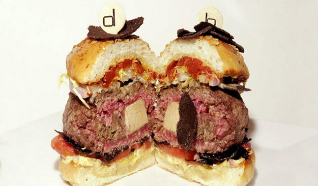 8. The DB Royale Duouble Truffle Burger. 120 dollar. Burgaren är fylld av rödvinsbrässerade revben, anklever, grönsaker och svart tryffel. Var? DB Bistro Moderne i New York och Las Vegas. 