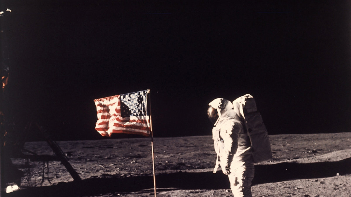Armstrong med den amerikanska flaggan på månen. Flaggan finns kvar än i dag. 
