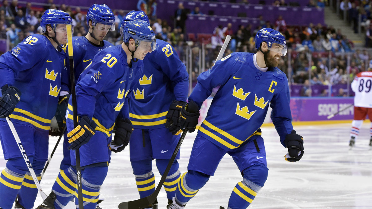 Sveriges Henrik Zetterberg jublar efter 0-3 i ishockeymatchen mellan Tjeckien och Sverige under OS i Sochi.