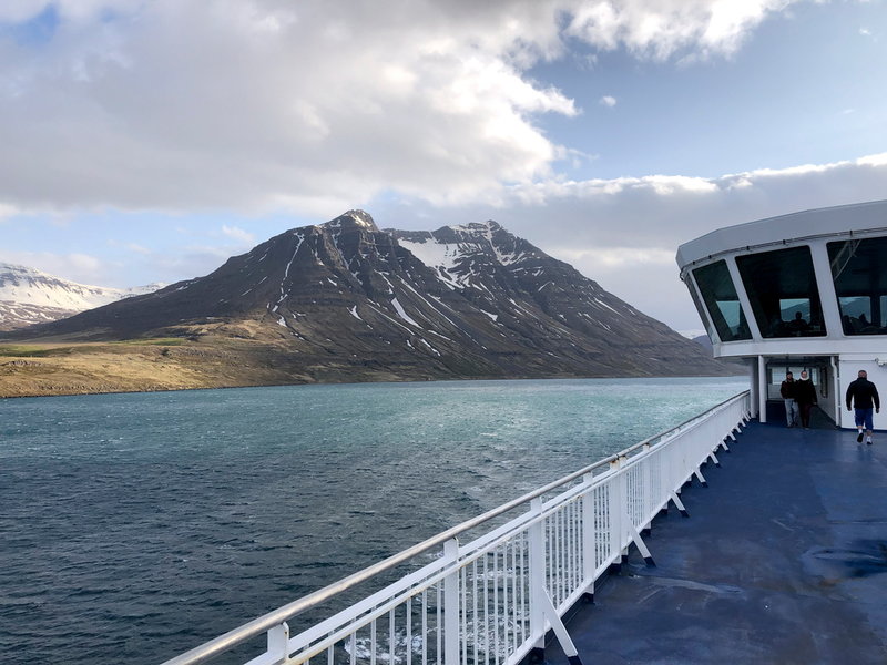 Färjan MS Norröna på väg genom isländska Seydisfjördur. Färden till Danmark tar 2 1/2 dygn.