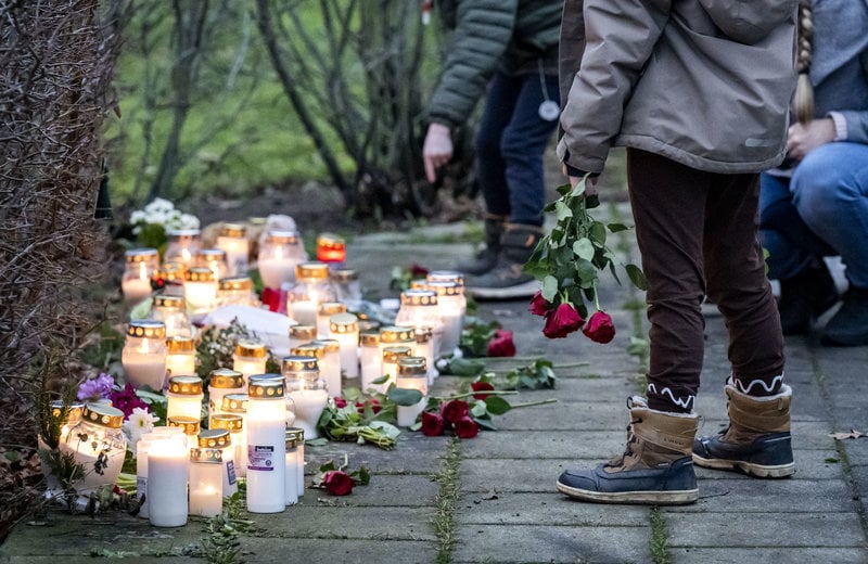 En strid ström med personer lägger blommor och tänder ljus uvid minnesplatsen tanför avspärrningen i bostadsområdet i Hörby på onsdagen efter tisdagens misstänkta dubbelmord. Två personer, en kvinna och ett barn, hittades på tisdagen avlidna i en bostad i Hörby efter att skolan slagit larm om att de inte fick kontakt med en elev eller elevens anhöriga. Foto: Johan Nilsson / TT En strid ström med personer lägger blommor och tänder ljus uvid minnesplatsen tanför avspärrningen i bostadsområdet i Hörby på onsdagen efter tisdagens misstänkta dubbelmord. Två personer, en kvinna och ett barn, hittades på tisdagen avlidna i en bostad i Hörby efter att skolan slagit larm om att de inte fick kontakt med en elev eller elevens anhöriga. Foto: Johan Nilsson / TT