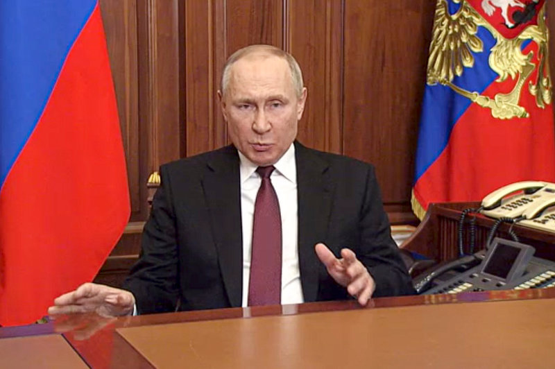Vladimir Putin då han tidigt på morgonen den 24 februari presenterade storinvasionen av Ukraina.