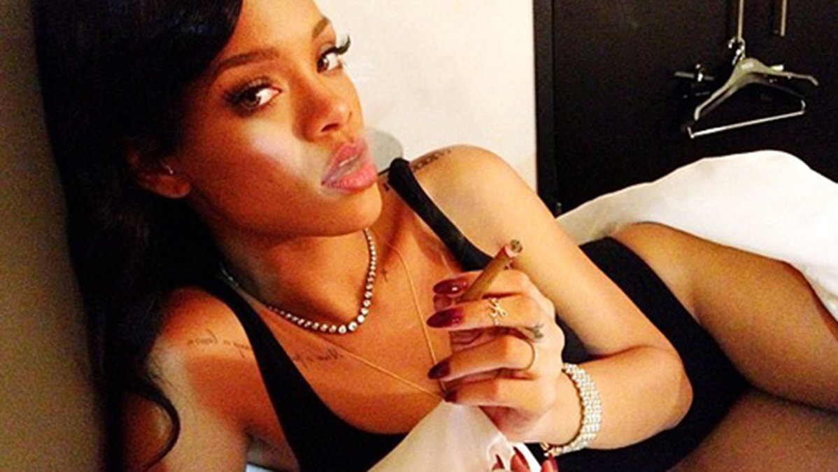 Rihanna röker på. 