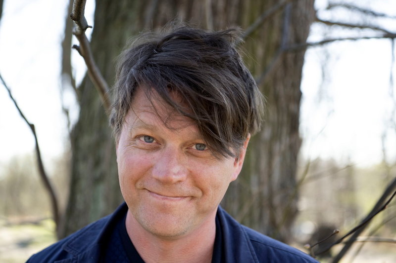 'Ett toppjobb' tycker Daniel Sjölin som är ny producent på 'Lundströms bokradio'. Han är mer en nöjd över att få verka i bakgrunden och stötta en programledare som inte är han själv.