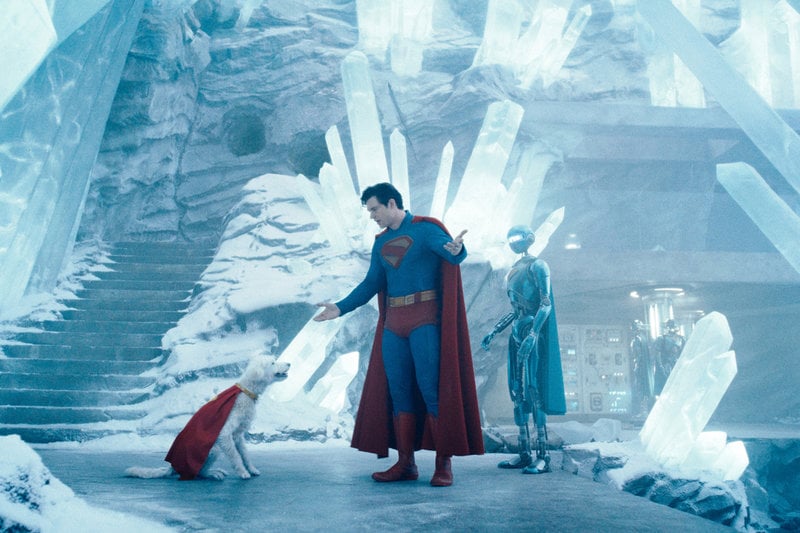 David Corenswet som Stålmannen försöker få sin hund att lyda i "Superman." Pressbild. 