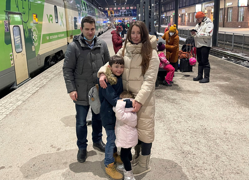 Natalja (till höger) har precis anlänt till Helsingfors järnvägsstation med tåget från S:t Petersburg där hon möttes av sin man och deras två barn.