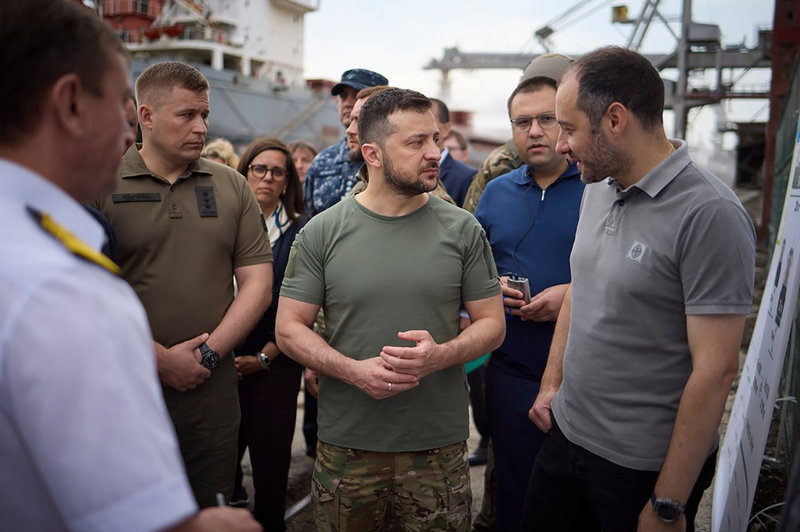 Ukrainas president Volodymyr Zelenskyj i hamnen i Tjornomorsk omgiven av ambassadörer och FN-tjänstemän.