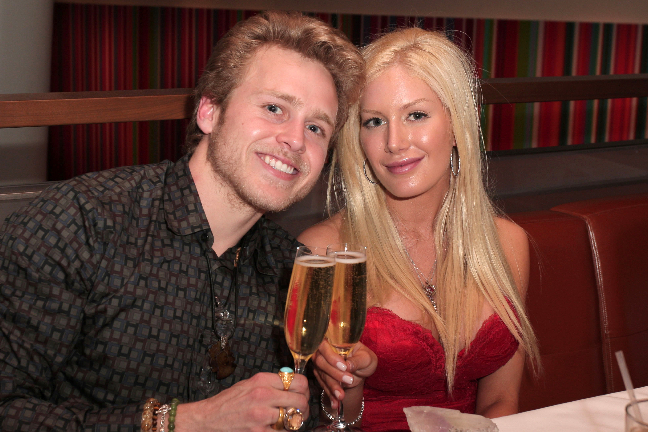 Den blonda duon valde dock att gå skilda vägar bara 15 månader efter att de lovat varandra evig kärlek . "Jag älskar Heidi men vårt äktenskap var en bluff, det var en del av ”The Hills”-världen. Somliga säger att om man inte klarar av hettan, ska man lämn Den blonda duon valde dock att gå skilda vägar bara 15 månader efter att de lovat varandra evig kärlek . "Jag älskar Heidi men vårt äktenskap var en bluff, det var en del av ”The Hills”-världen. Somliga säger att om man inte klarar av hettan, ska man lämn