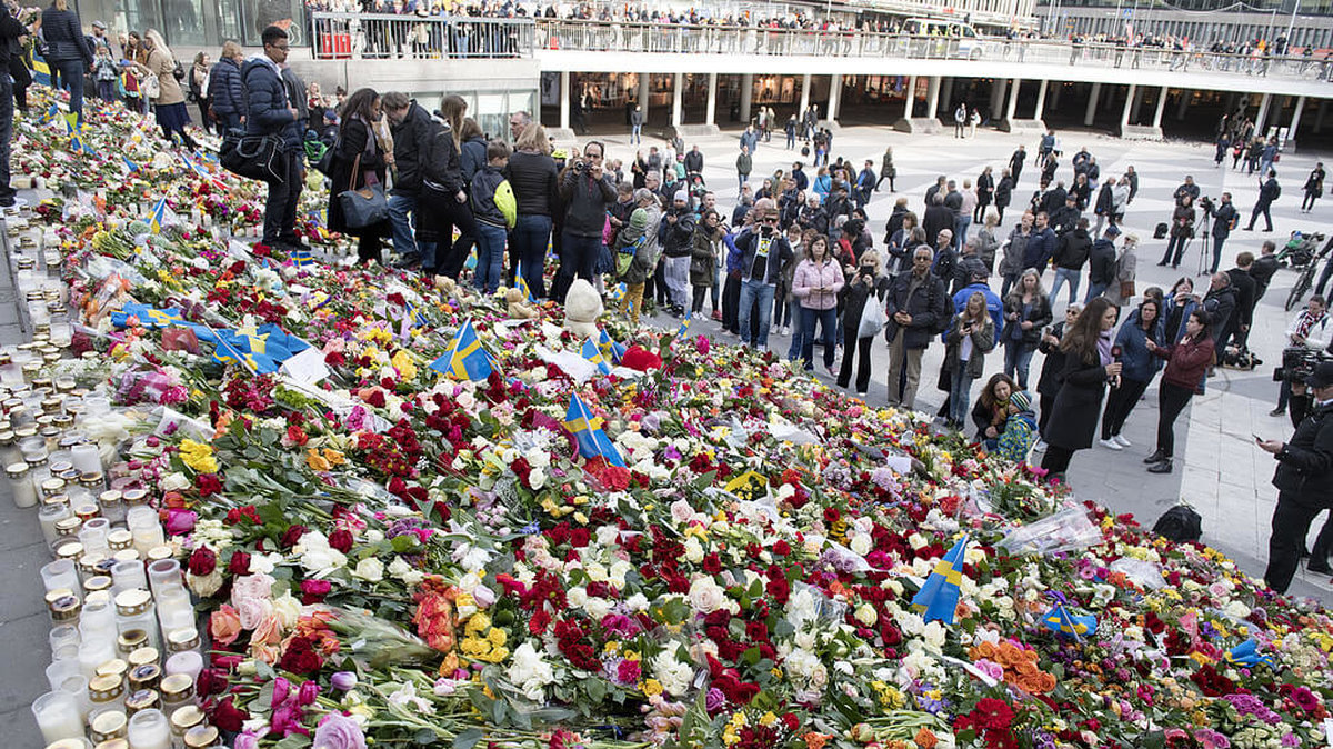 Blommorna placerades på Sergels torg på söndagen.