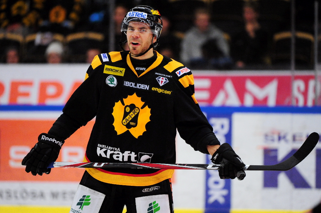 En back Skellefteå kan lita på är Hannu Pikkarainen. Joacim Eriksson kan känna sig trygg i buren när Hannu står vakt. En back Skellefteå kan lita på är Hannu Pikkarainen. Joacim Eriksson kan känna sig trygg i buren när Hannu står vakt.