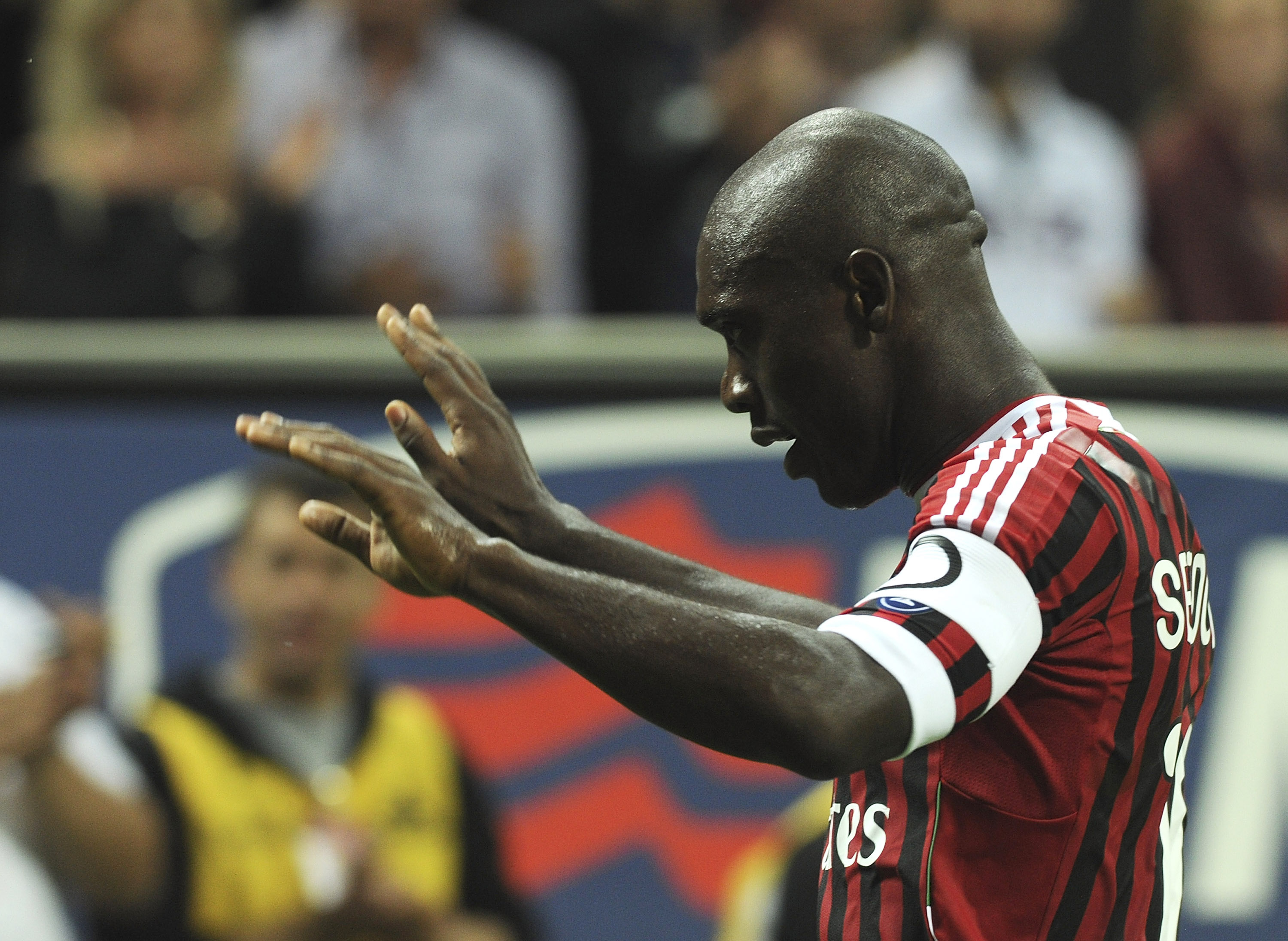 Clarence Seedorf tackar Milanfansen efter ännu ett mål. Clarence Seedorf tackar Milanfansen efter ännu ett mål.