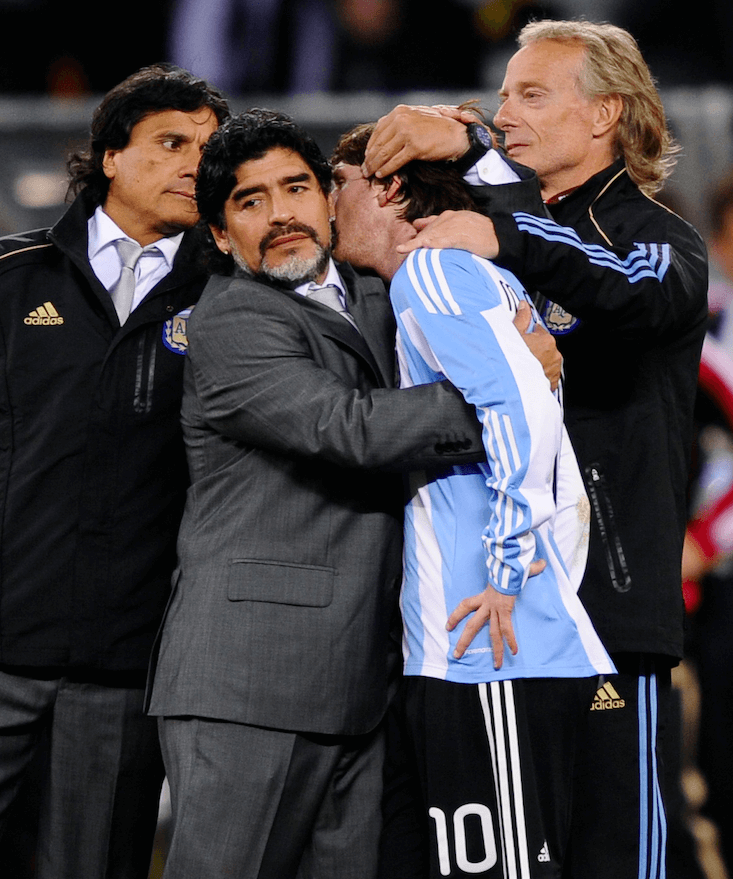 Tränaren Diego Maradona kramar Messi. Tränaren Diego Maradona kramar Messi.