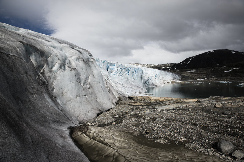 Sedan 1980-talet har glaciärerna krympt kraftigt i hela Skandinavien. På bilden syns Nigardsbreen, en av de armar som sträcker sig ut från glaciären Jostedalsbreen norr om Sognefjorden i västra Norge. På lite drygt hundra år har Nigardsbreen blivit 2,6 kilometer kortare.