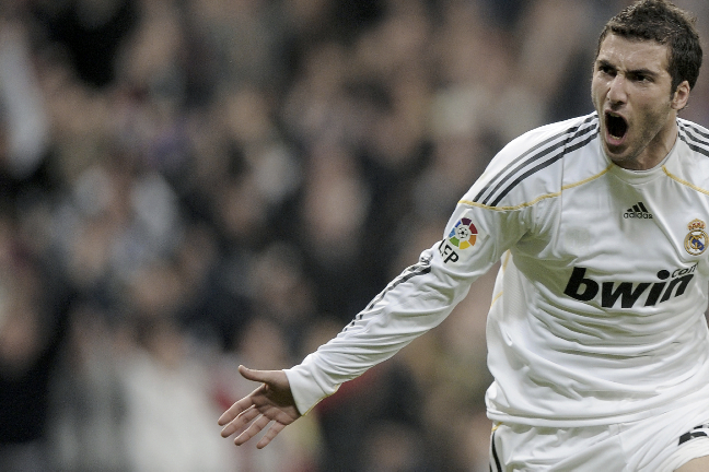Gonzalo Higuain gjorde matchens sista mål när Real Madrid vände och vann hemma mot Sporting Gijon.