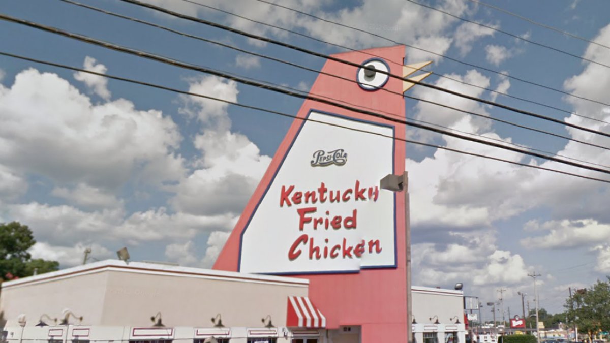 2. Kentucky fried jättechicken i Marietta. Den här kycklingen är den största i sitt slag. Och marknadsför friterade bitar av sin egen djurart.